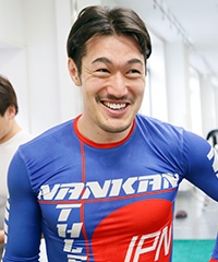 巴 直也